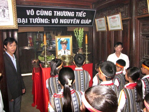Học sinh Trường dân tộc nội trú Lệ Thủy đến viếng Đại tướng Võ Nguyên Giáp.